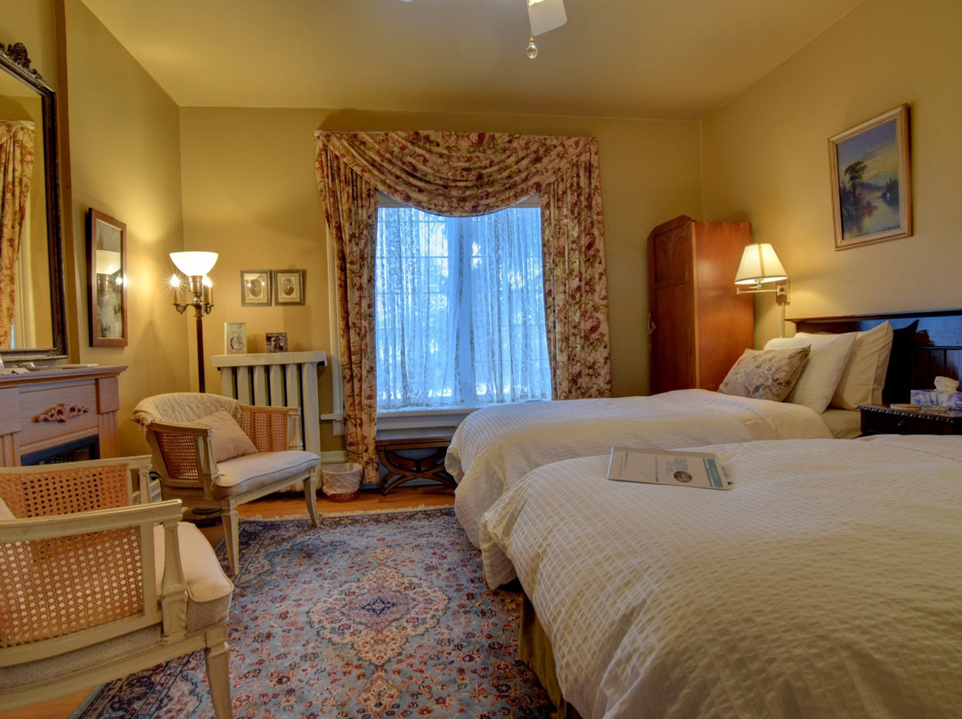 Chantry Breezes B&B主图