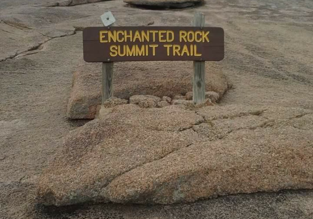 Enchanted Rock Fissure-弗雷德里克斯堡必去景点