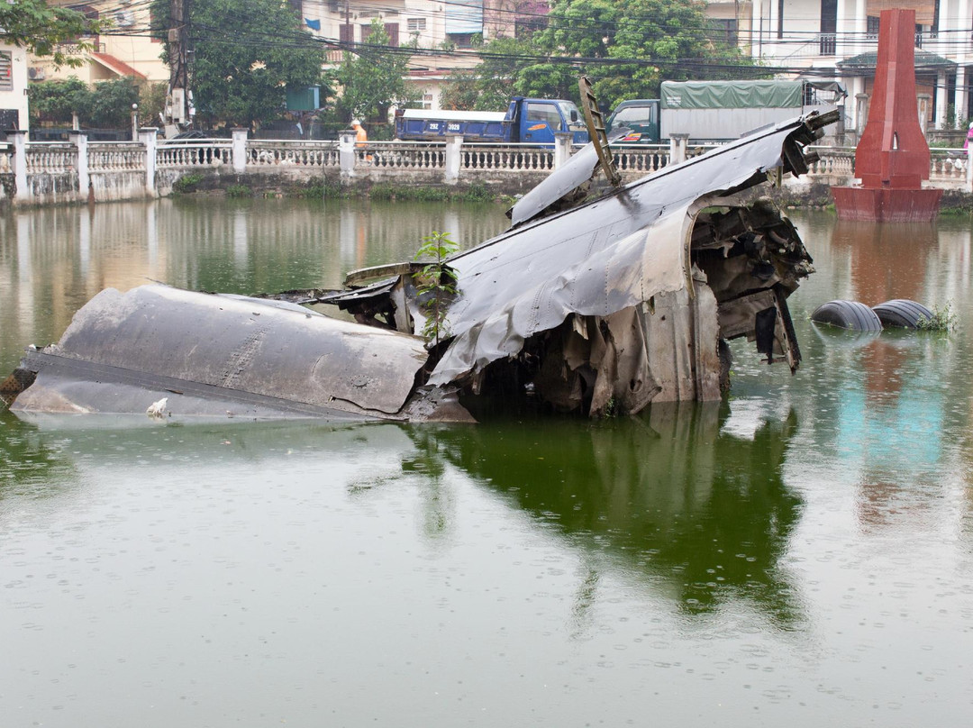 Huu Tiep Lake and the Downed B-52-Ba Dinh必去景点