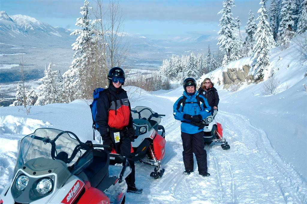 White N’ Wild Snowmobile Tours-戈尔登必去景点