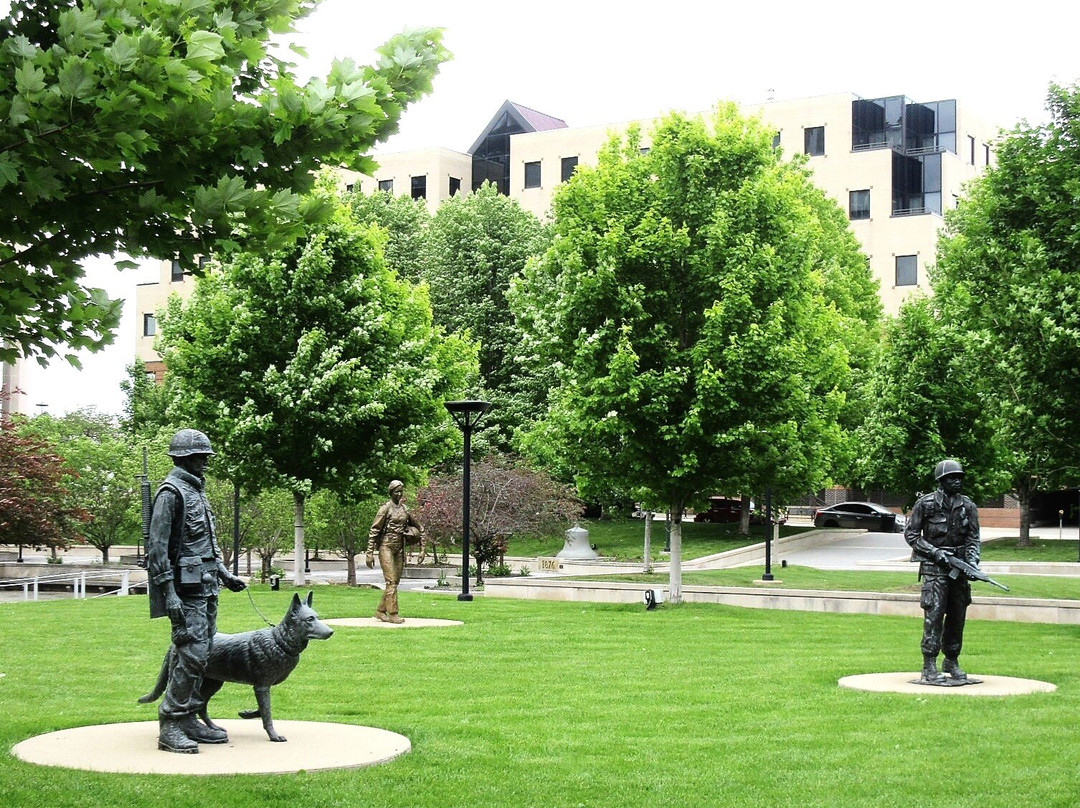 Courthouse Plaza Veteran Memorials-皮奥里亚必去景点