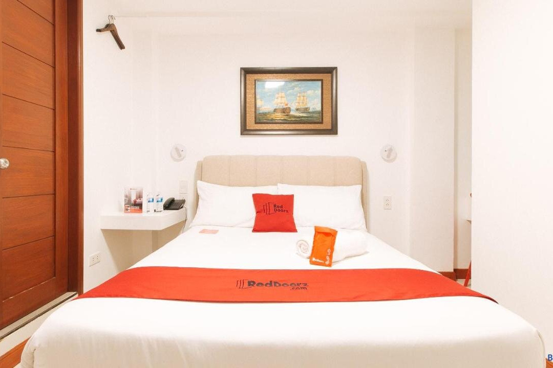 RedDoorz near Mercado del Lago