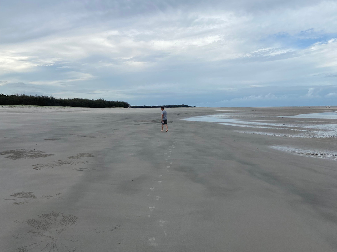 Woodgate Beach景点图片