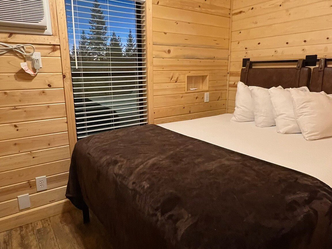 West Glacier Village主图