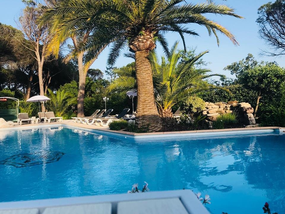 Confidentiel Hôtel & Spa-泳池