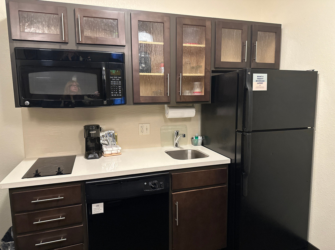 俾斯麦烛木套房酒店主图