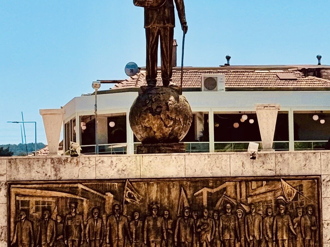Cumhuri̇yet Meydani Atatürk Aniti-Urla必去景点