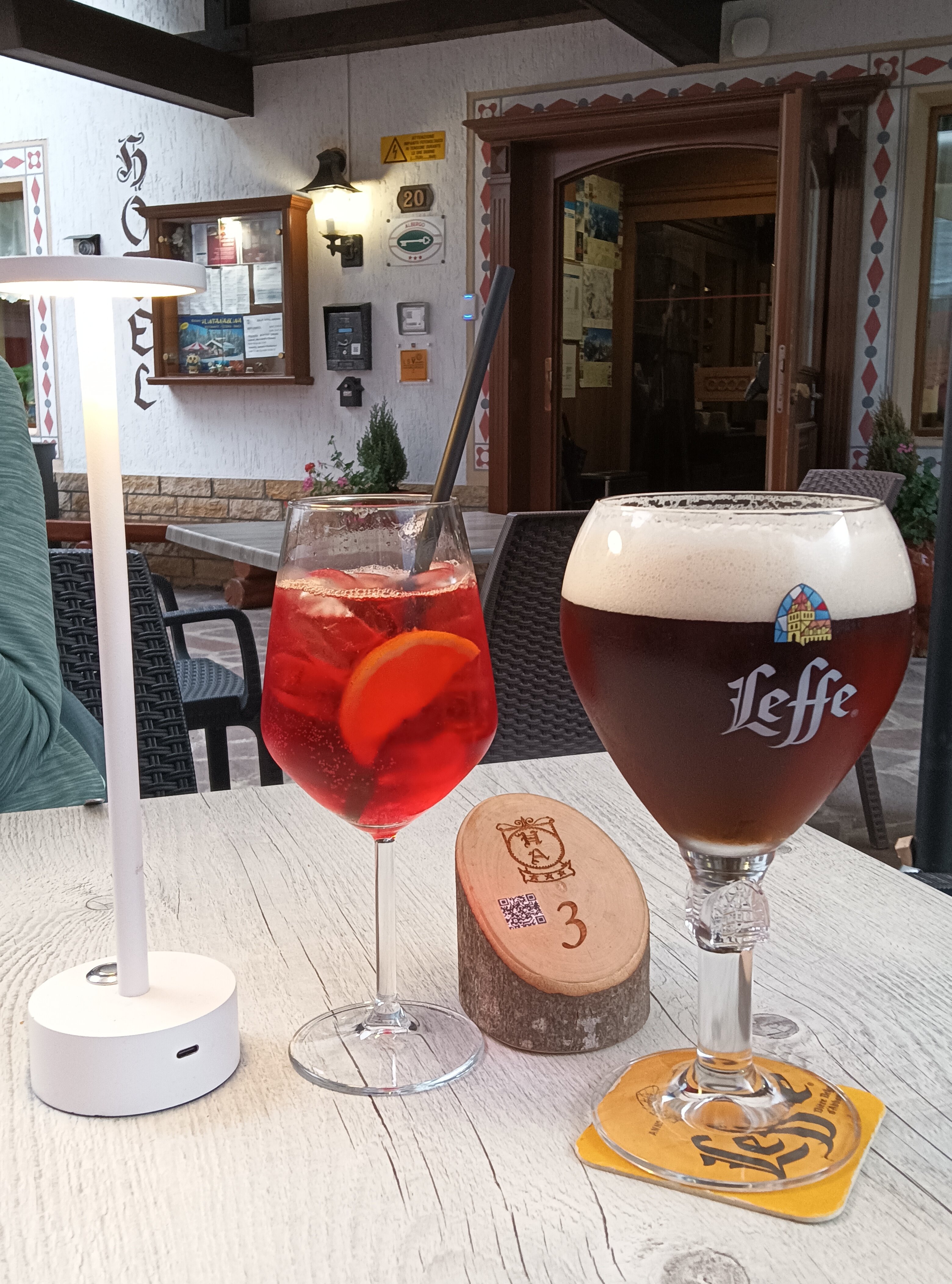 阿德里安娜酒店-官方