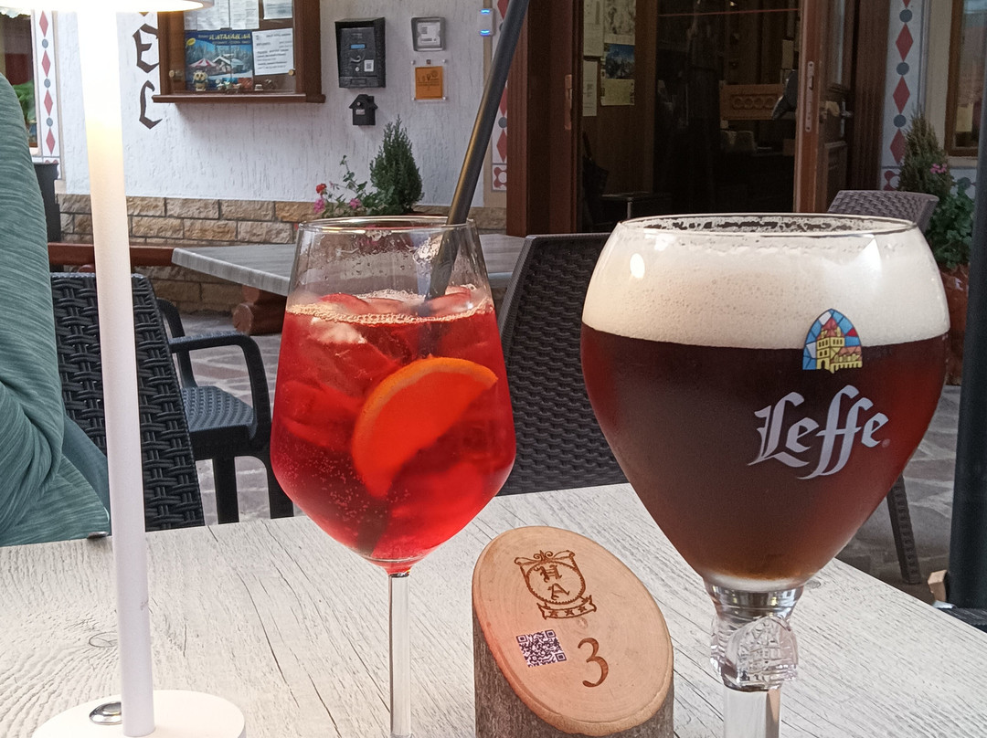 阿德里安娜酒店主图