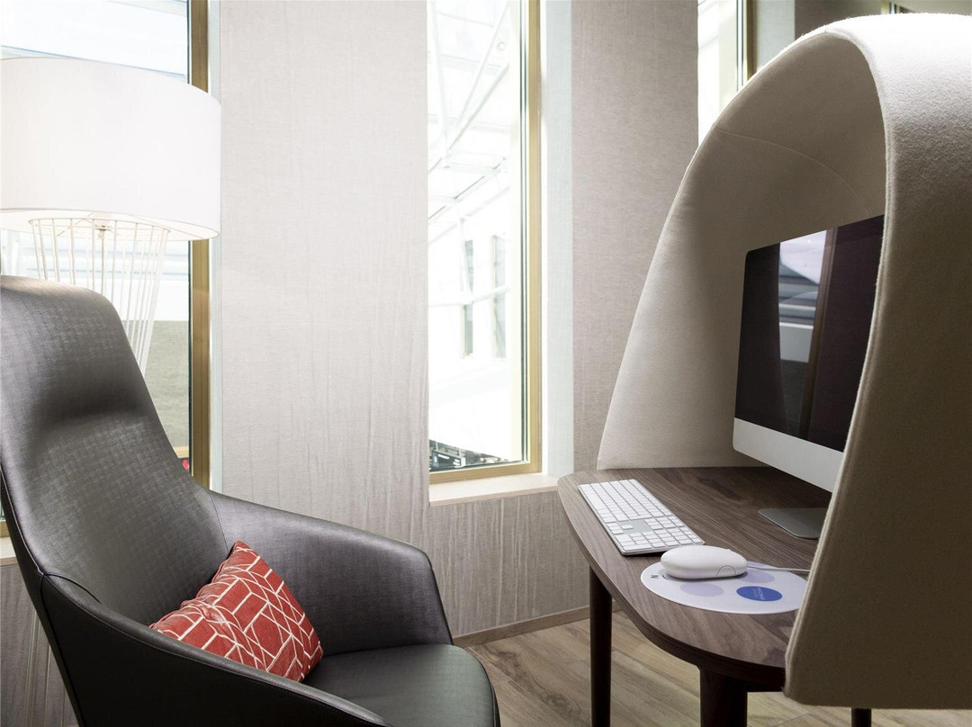 沙勒罗瓦中心诺富特酒店主图