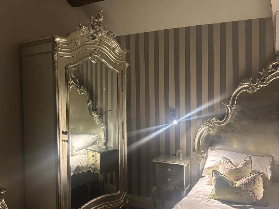 The Royal Hotel主图