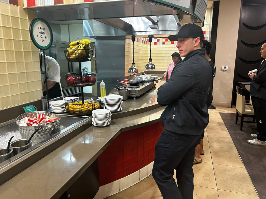 安大略省大使馆套房酒店-机场主图