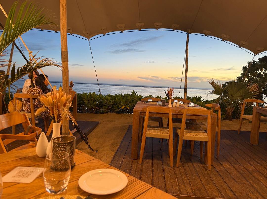 THE COCONUT GROVE RESTAURANT