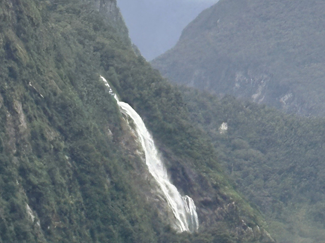 Bowen Falls-米尔福德峡湾必去景点
