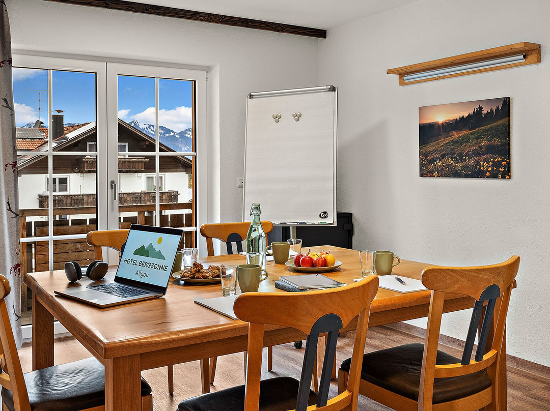 阳光因贝格博加思索夫酒店主图