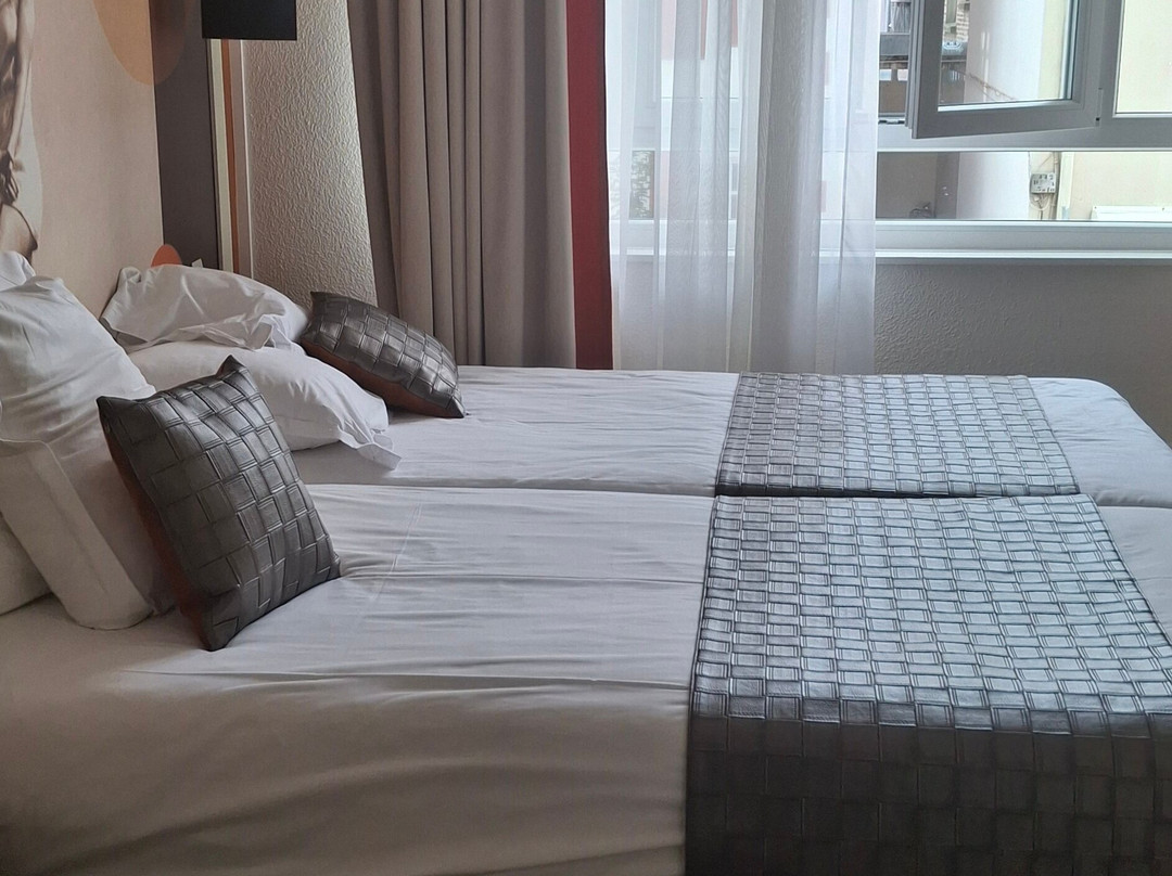 红色福克斯酒店主图