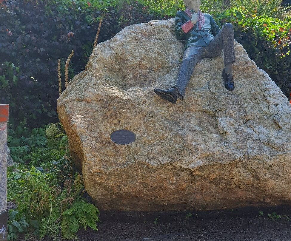 Monument to Oscar Wilde-都柏林必去景点