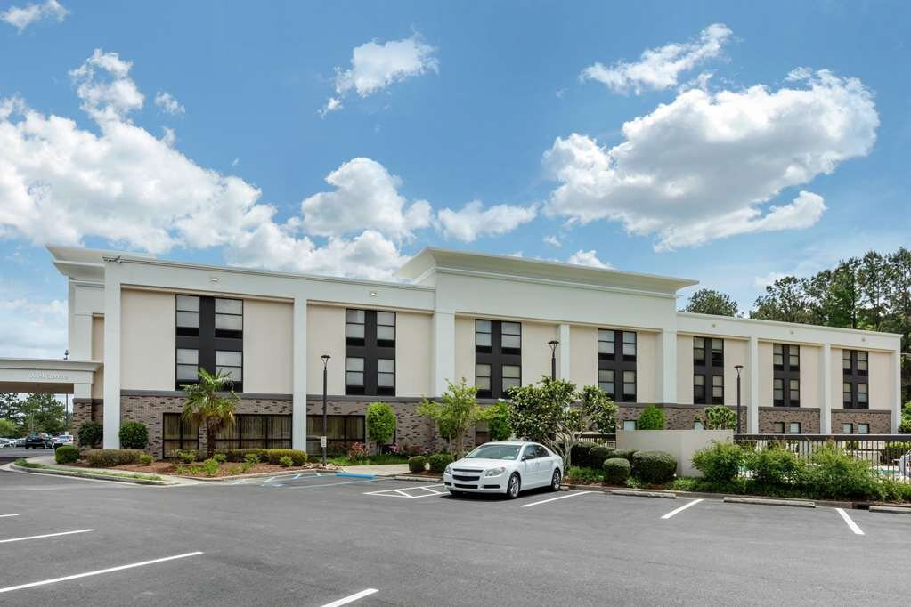 布鲁克黑文希尔顿恒庭酒店主图