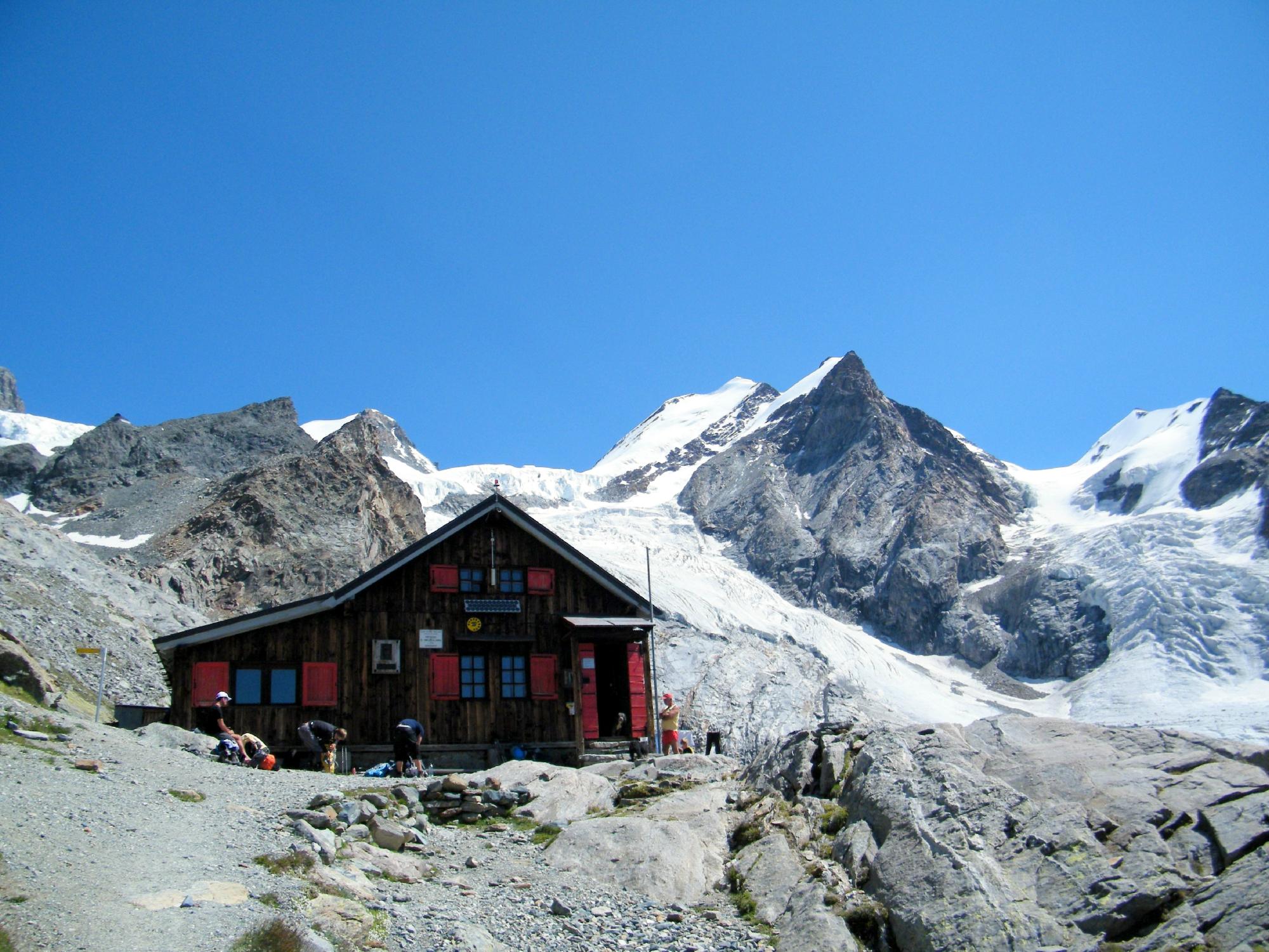 Mezzalama Refuge-客卧