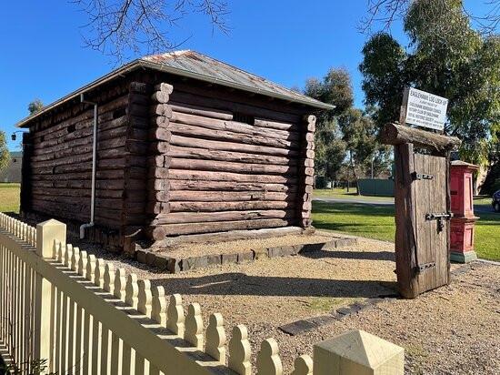 Eaglehawk Log Lock Up-Eaglehawk必去景点