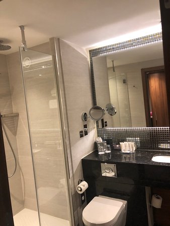 Crowne Plaza London Heathrow T4, an IHG hotel-浴室