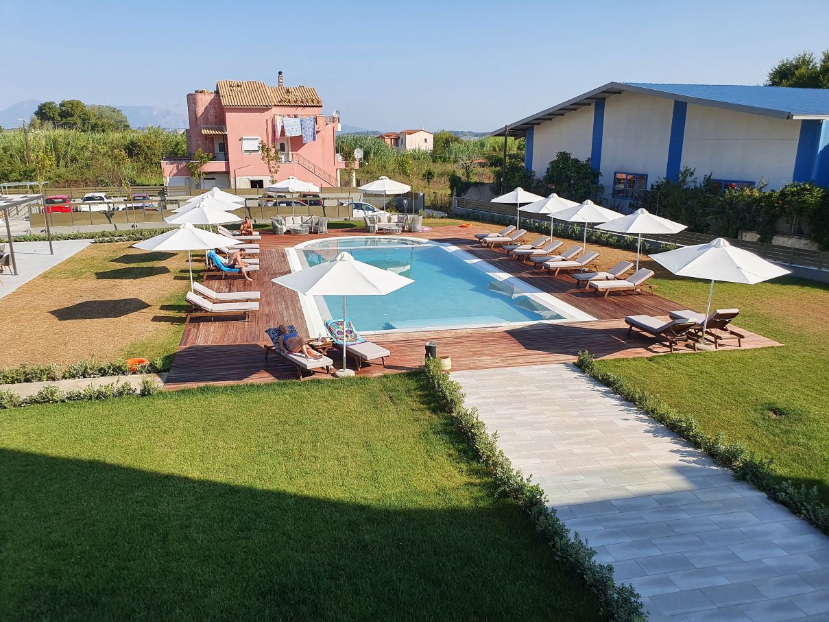 Private Villa and Pool with Lake Views and Sunset Terraces at the Grove-泳池