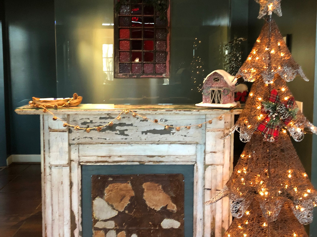 The Blue Door Kitchen and Inn主图