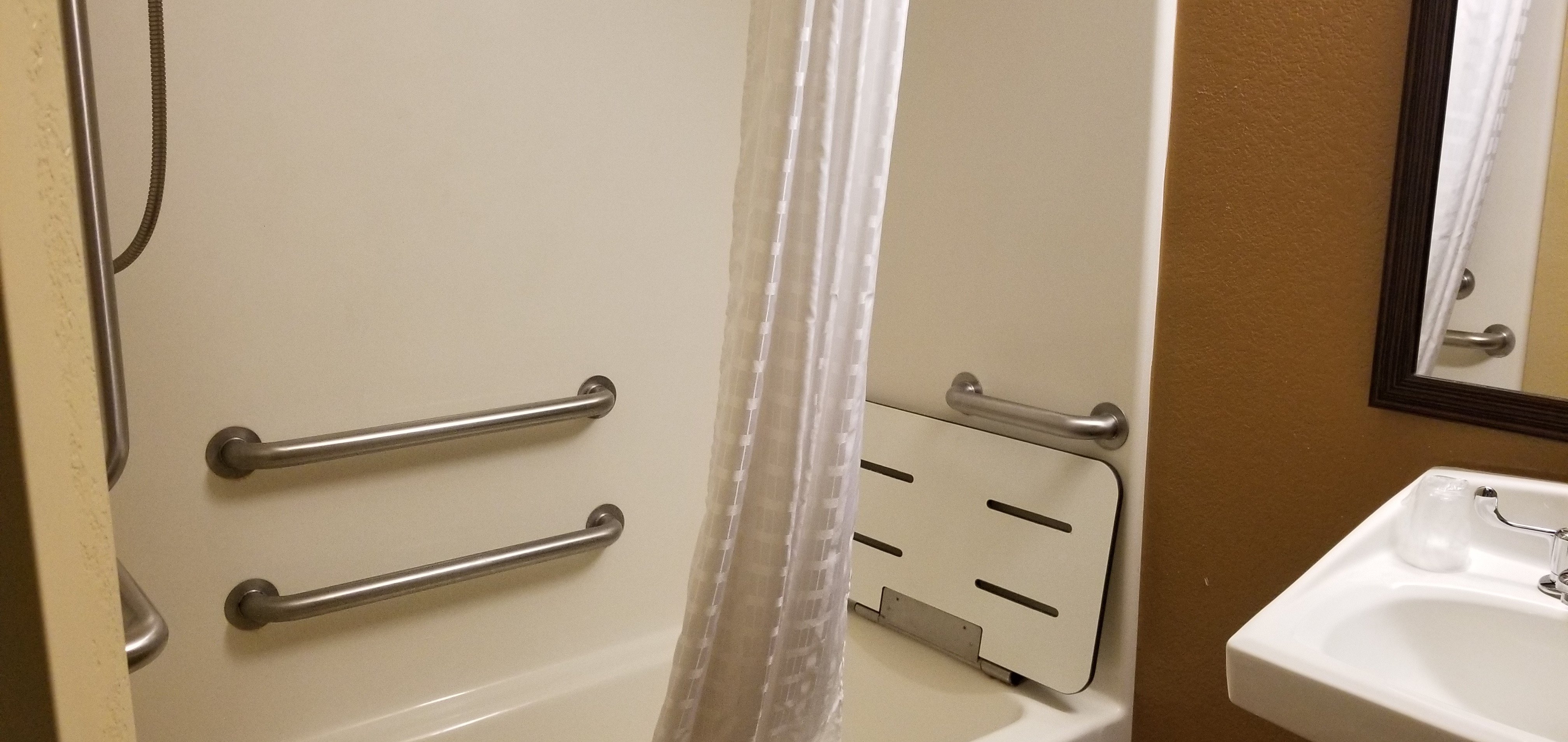 MainStay Suites Rochester South Mayo Clinic-浴室