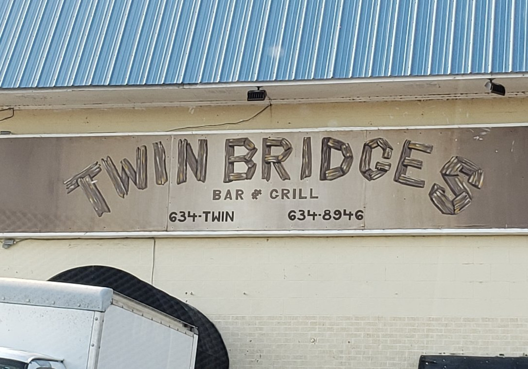 Twin Bridges Bar & Grill景点图片