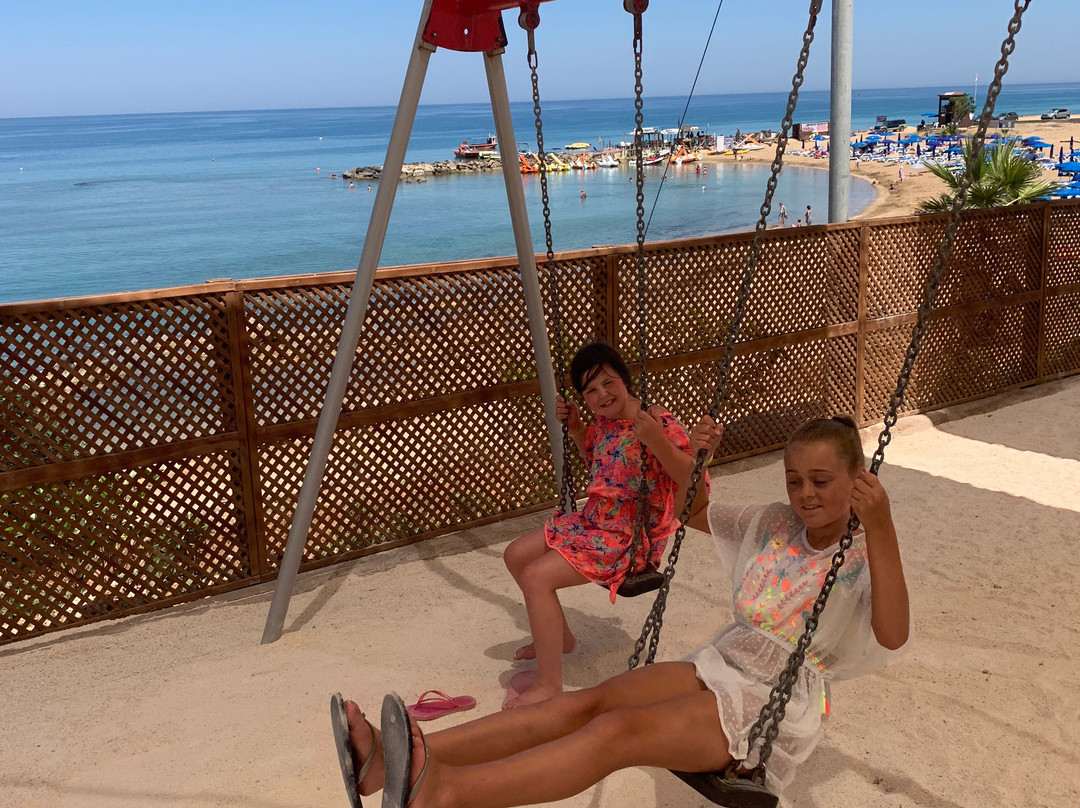 The Golden Coast Beach Hotel主图