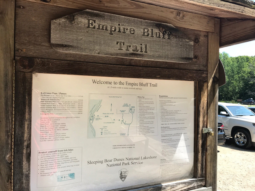 Empire Bluff Trail景点图片