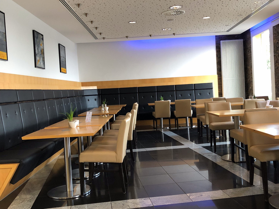 宫蒙塔尔酒店主图