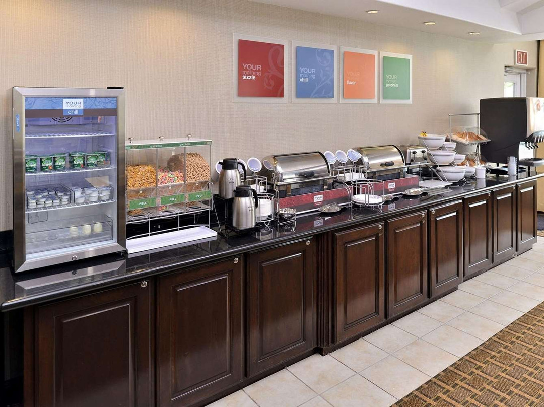 梅西亚快捷假日&套房酒店主图