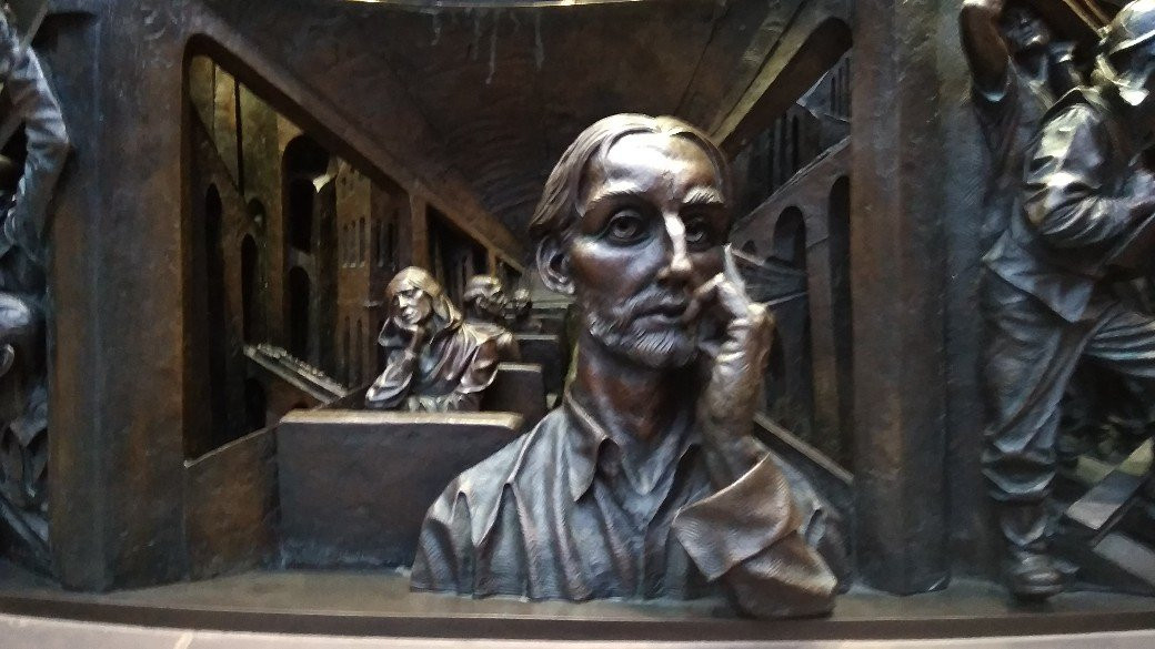 The Meeting Place Statue, St. Pancras Station景点图片