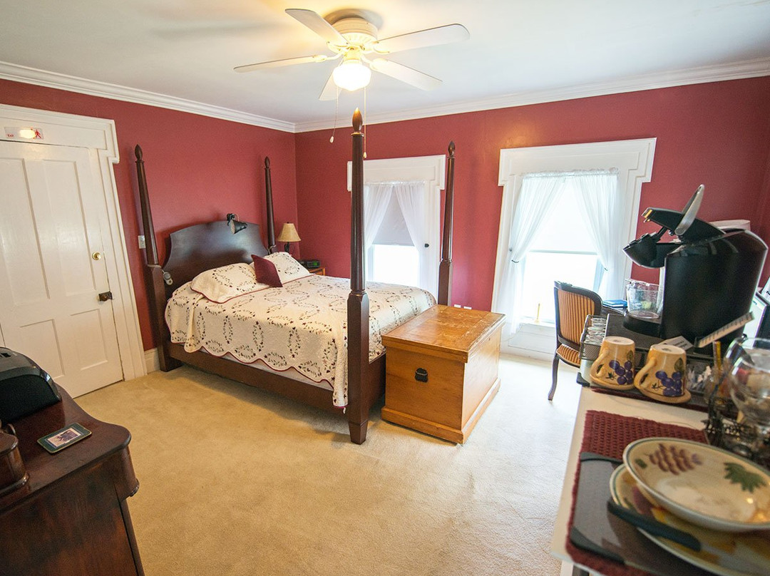 Antique & Irish Welch House主图