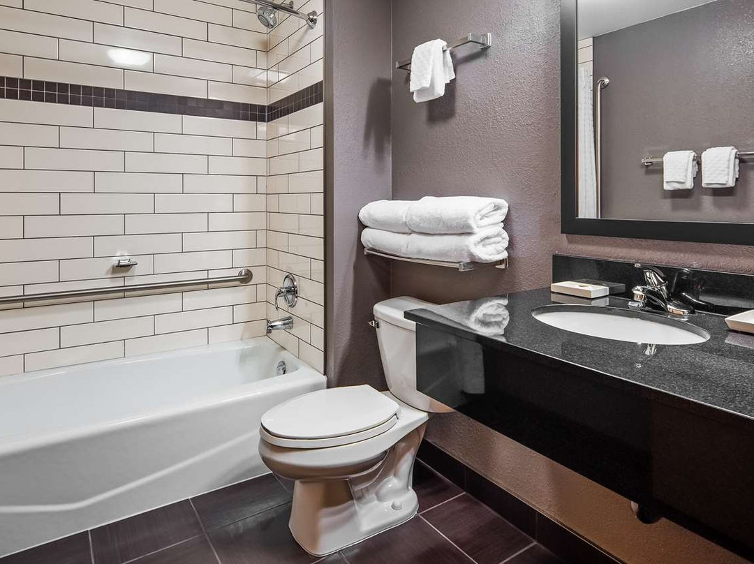 东门贝斯特韦斯特优质套房酒店主图