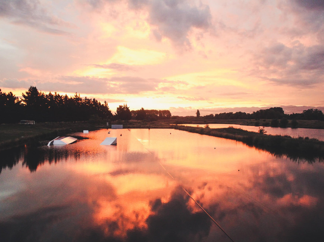 Backpaddock Lakes景点图片