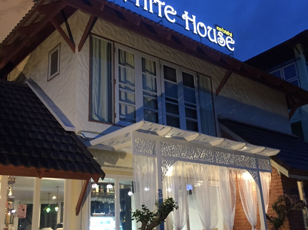 Taphong餐馆和美食-The White House Restaurant