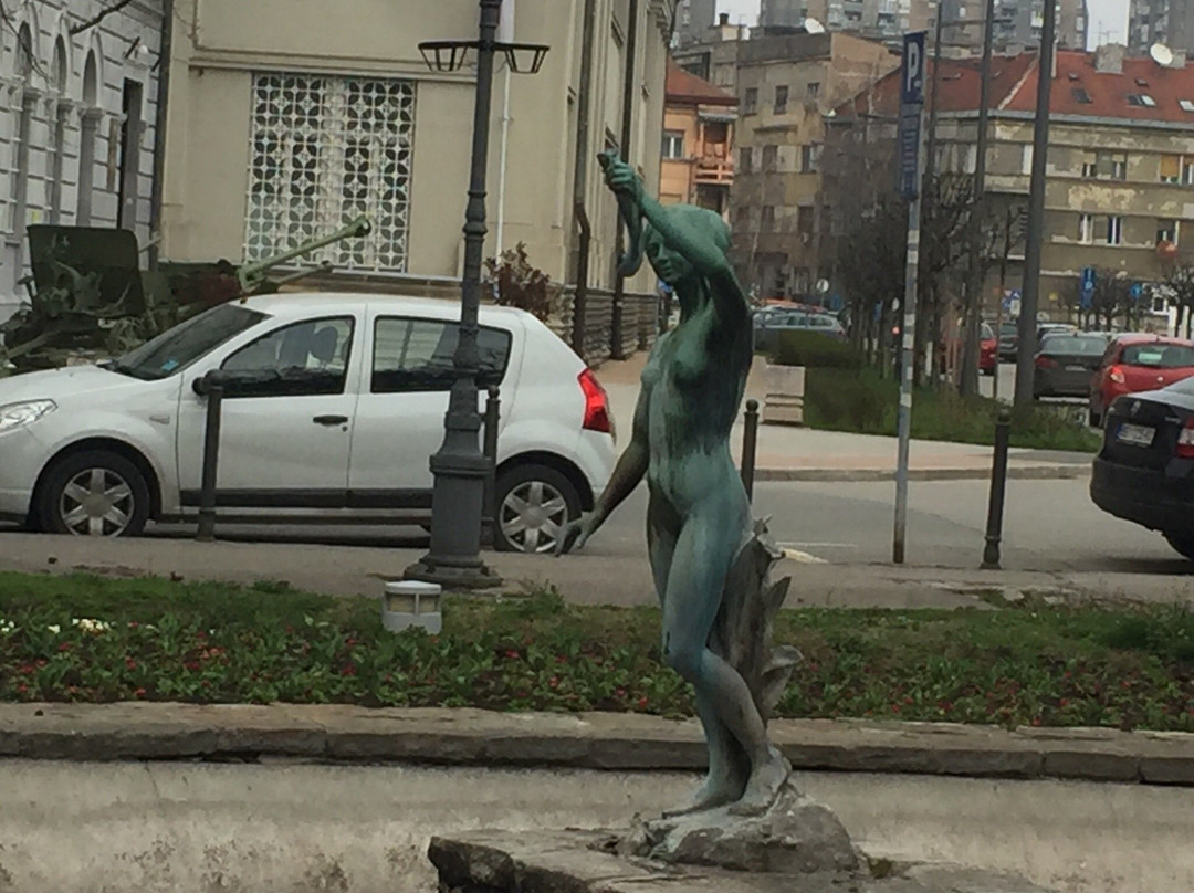 A Girl with the Horn of Plenty Statue景点图片