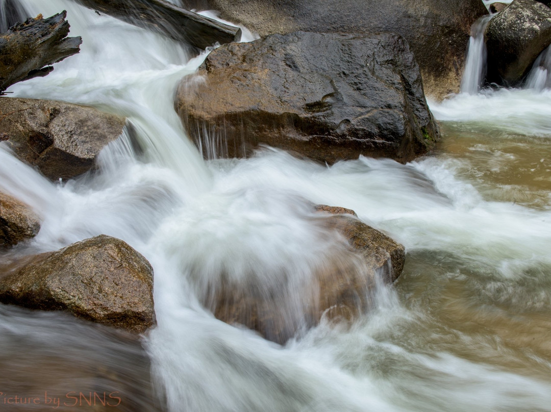 Krathing Waterfall景点图片