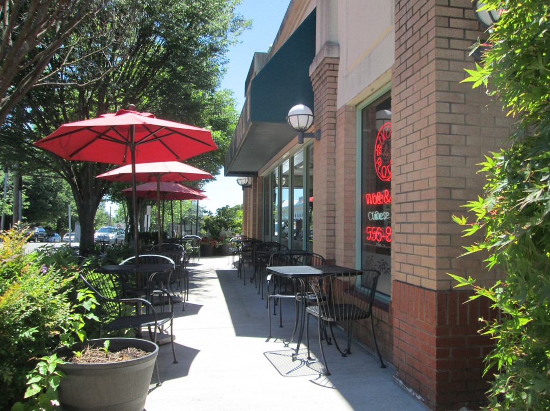 Wok 'N Roll Chinese Cafe