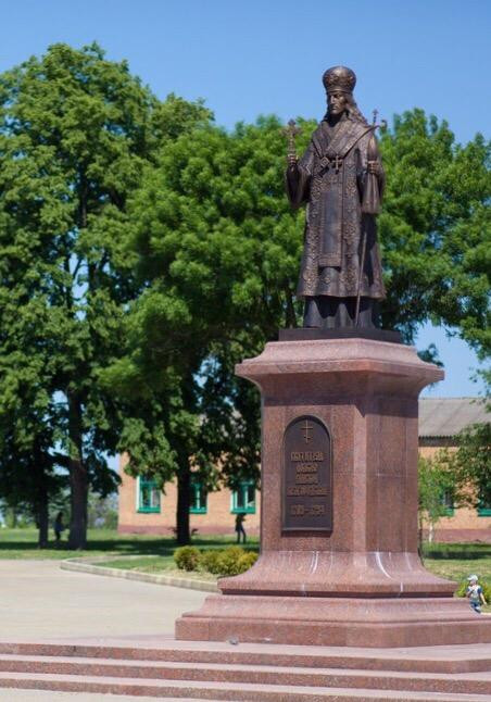 Pyryatyn旅游景点-Monument to Ioasaf Belgorodskiy