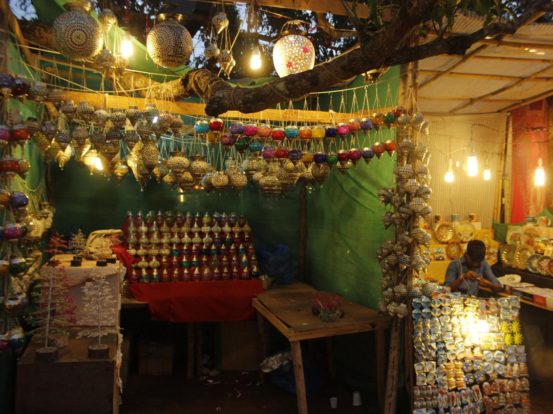 Mackie’s Saturday Nite Bazaar-巴格海滩必去景点