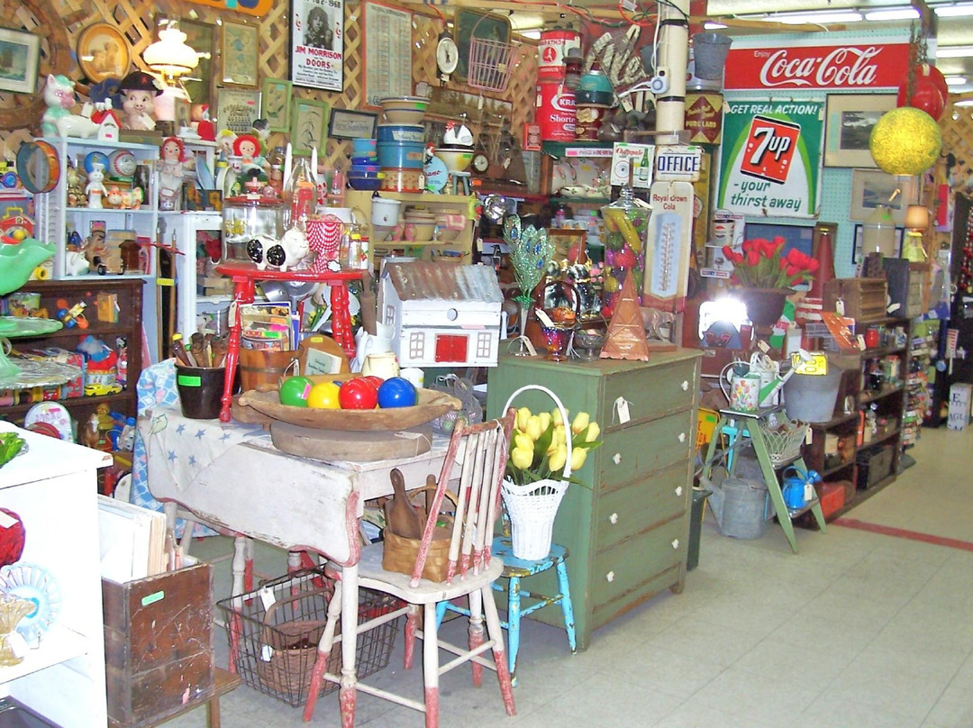 Bama Flea Mall & Antique Center景点图片
