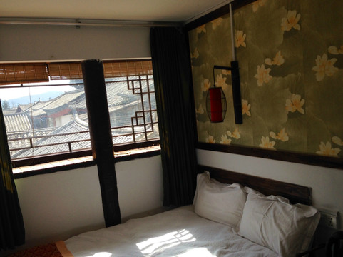 屋顶上的瓦猫小栈主图