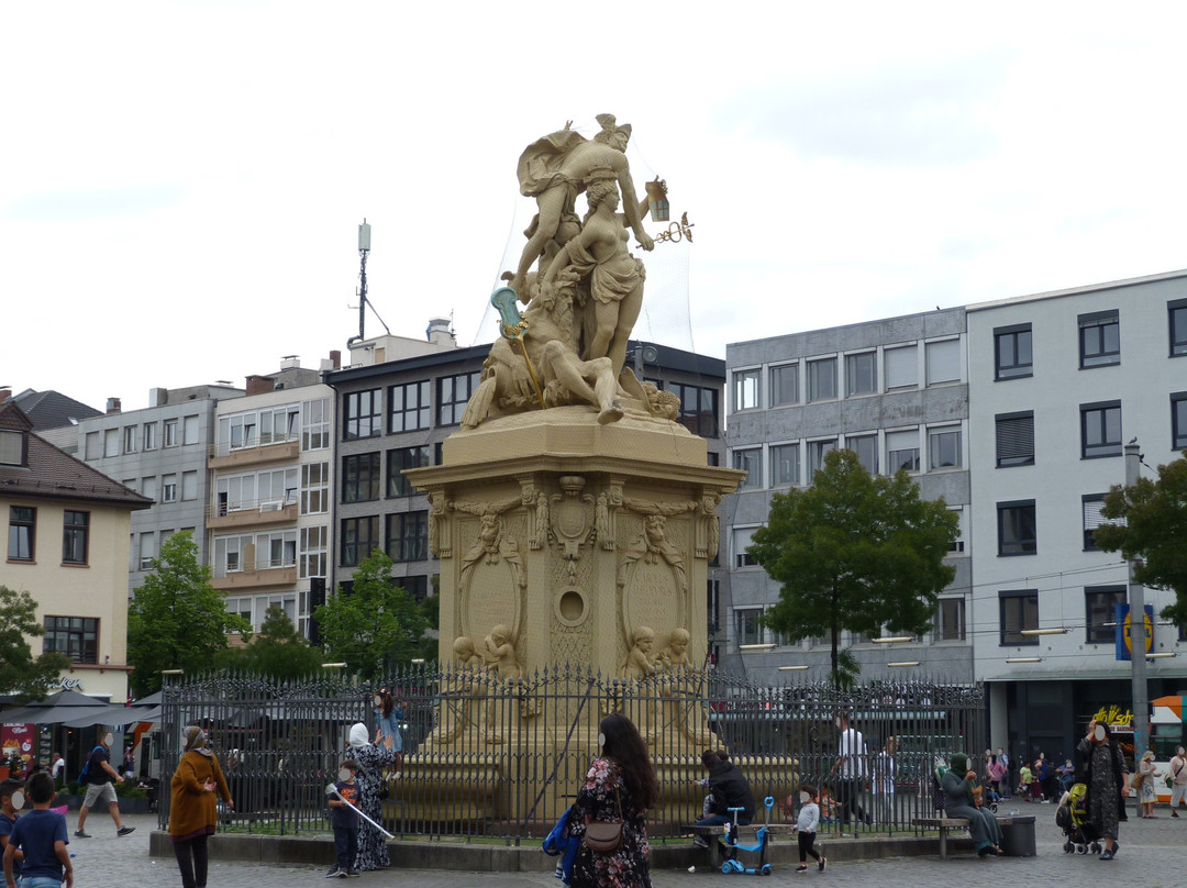 Marktplatz Brunnen景点图片