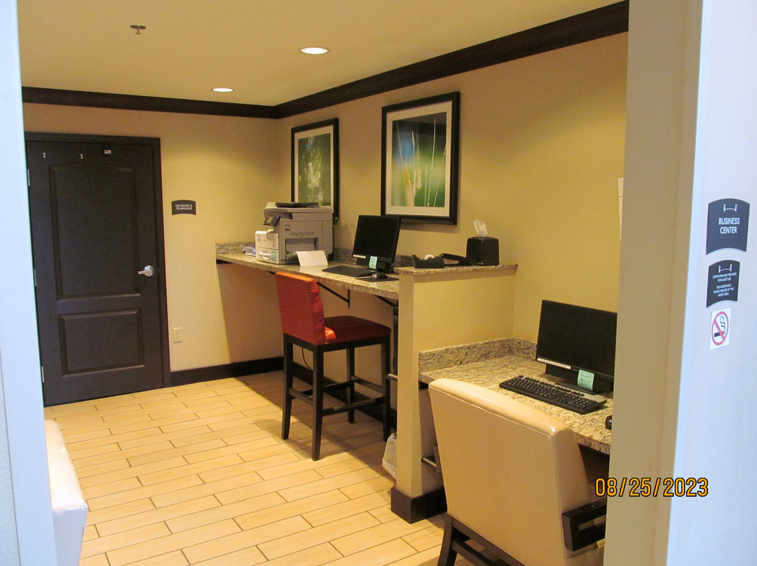Staybridge Suites Grand Forks By IHG主图