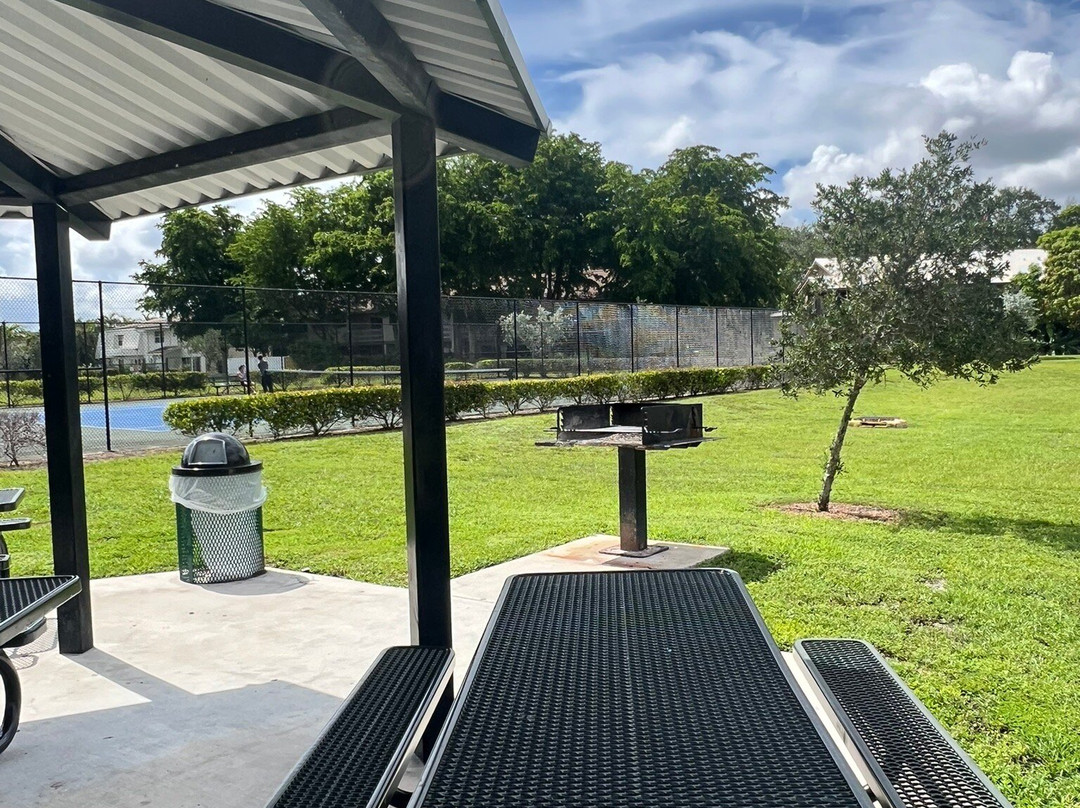 Village Green Park-科勒尔斯普林斯必去景点