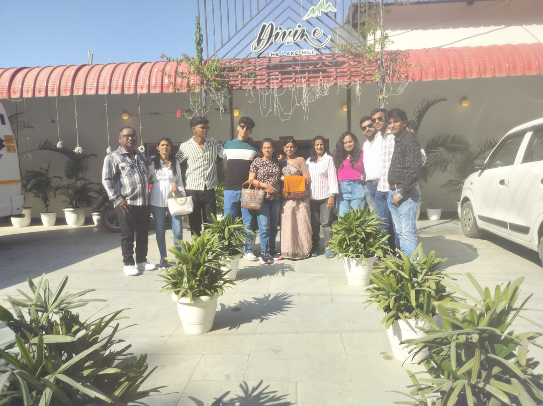 Divine By The Lake Hill主图