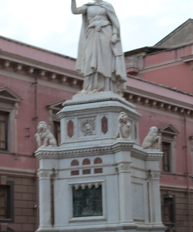 Statua di Eleonora D'Arborea-奥里斯塔诺省必去景点